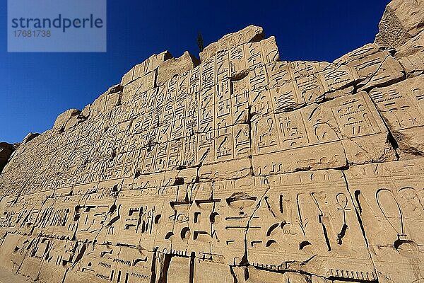 Luxor  Karnak-Tempel  Mauer mit Hieroglyphen  Darstellungen und Symbolen in der Tempelanlage in Karnak  UNESCO-Weltkulturerbe  Ägypten  Afrika