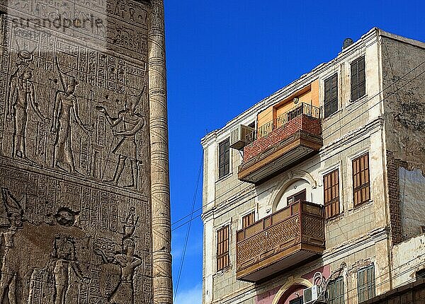 Tempel des Chnum  Reliefs an der Wand und Wohnhaus in der Stadt Esna  Oberägypten  Ägypten  Afrika