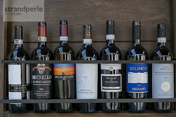 Weinflaschen stehen auf Regal  Montalcino  Provinz Siena  Toskana  Italien  Europa