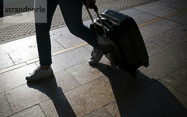 Reisende am Bahnsteig  Silhouette  Schatten  Handgepäck  Koffertrolley  Gare TGV  Aix-en-Provence  Bouches-du-Rhône  Frankreich  Europa