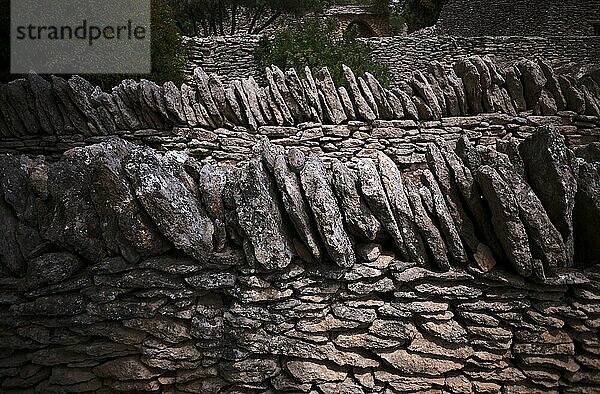 Typische Mauer aus gestapelten Steinen  Village des Bories  Dorf der Steinhütten  Freilichtmuseum  Gordes  Vaucluse  Provence-Alpes-Côte d'Azur  Frankreich  Europa