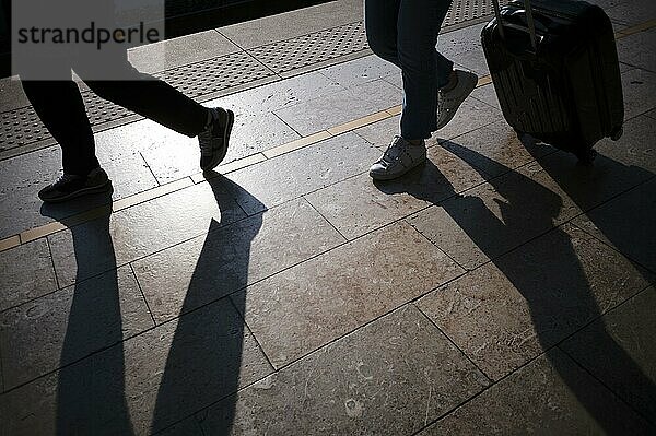 Reisende am Bahnsteig  Silhouette  Schatten  Handgepäck  Koffertrolley  Gare TGV  Aix-en-Provence  Bouches-du-Rhône  Frankreich  Europa