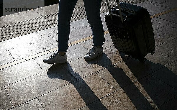 Reisende am Bahnsteig  Silhouette  Schatten  Handgepäck  Koffertrolley  Gare TGV  Aix-en-Provence  Bouches-du-Rhône  Frankreich  Europa