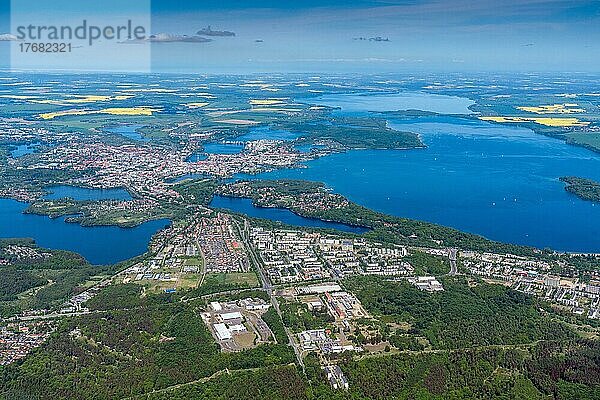Luftbild der Landeshauptstadt Schwerin am Schweriner See im Hintergrund die Ostsee  Mecklenburg-Vorpommern  Deutschland  Europa
