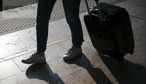 Reisende am Bahnsteig  Silhouette  Schatten  Handgepäck  Koffertrolley  Gare TGV  Aix-en-Provence  Bouches-du-Rhône  Frankreich  Europa