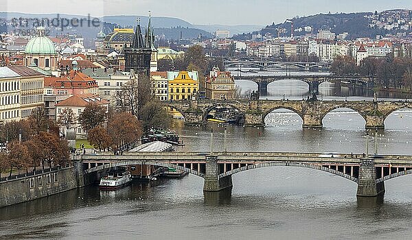 Blick auf die Moldau mit den Brücken und der Altstadt  Prag  Tschechische Republik  Europa