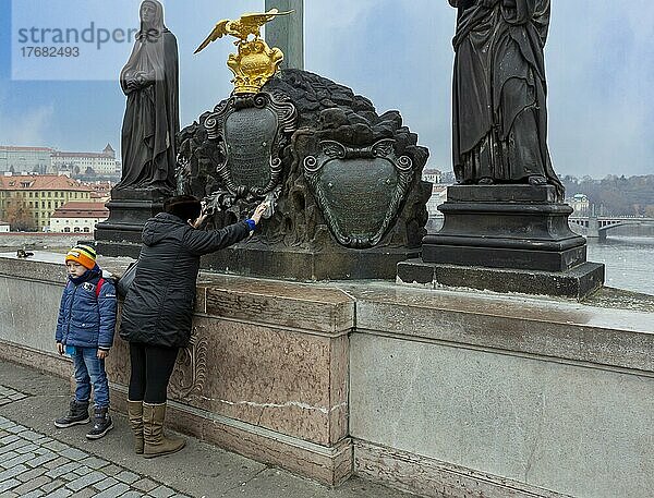 Betende Frau mit Kind auf der Karlsbrücke  Prag  Tschechische Republik  Europa