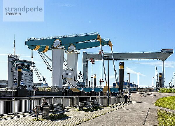 Klappbrücke am Sperrwerk Estemündung  Hamburg  Deutschland  Europa