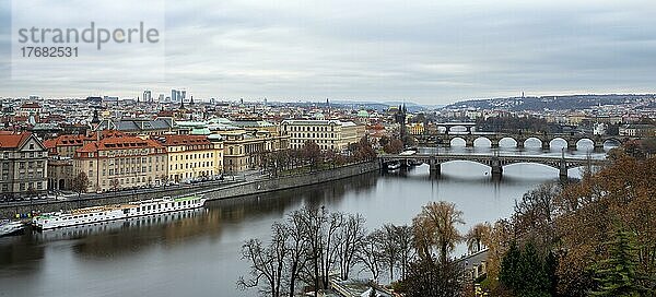 Blick auf die Moldau mit den Brücken und der Altstadt  Prag  Tschechische Republik  Europa