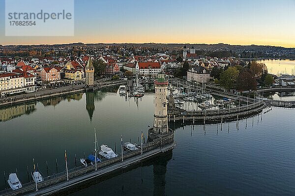 Hafen von Lindau mit Leuchtturm bei Sonnenaufgang  Bodensee  Bayern  Deutschland  Bodensee  Lindau  Bayern  Deutschland  Europa