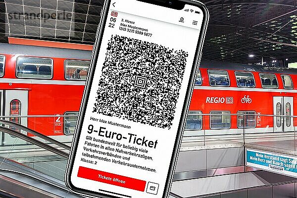 9-Euro-Ticket auf dem Handy mit Regionalbahn Regionalzug Fotomontage in Berlin  Deutschland  Europa