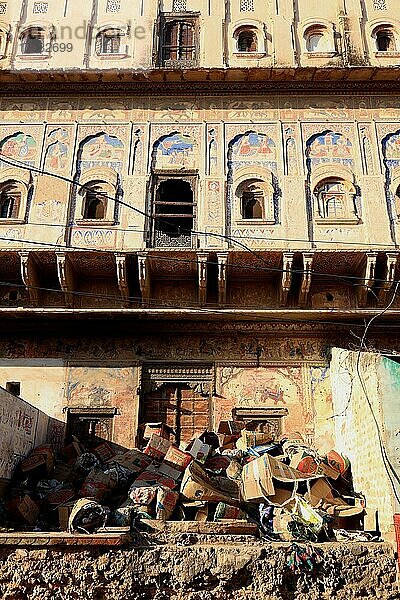 Rajasthan  Mandawa  Straßenszene im Zentrum der Kleinstadt  altes bemaltes Gutsherrenhaus  Haveli  davor jede Menge Müll  Nordindien  Indien  Asien