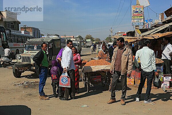 Nordindien  Rajasthan  Chiwara  Straßenszene  Händler entlang der Straße  Indien  Asien