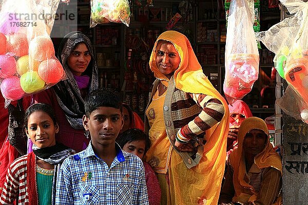 Rajasthan  Mandawa  Straßenszene im Zentrum der Kleinstadt  Frauen und Kinder vor einem Geschäft  Nordindien  Indien  Asien