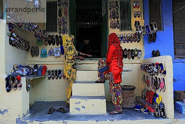 Rajasthan  Mandawa  Straßenszene im Zentrum der Kleinstadt  indische Frauen vor einem Schuhgeschäft  Nordindien  Indien  Asien