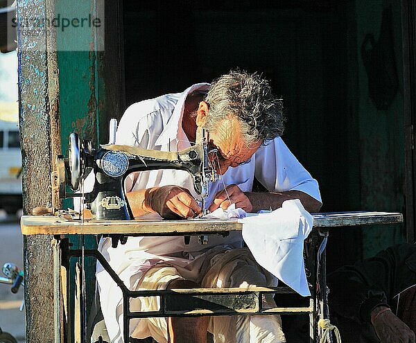 Rajasthan  Mandawa  alter Mann sitzt an der Nähmaschine und näht  Schneider  Nordindien  Indien  Asien