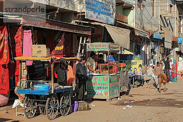 Rajasthan  Mandawa  Straßenszene im Zentrum der Kleinstadt  Nordindien  Indien  Asien