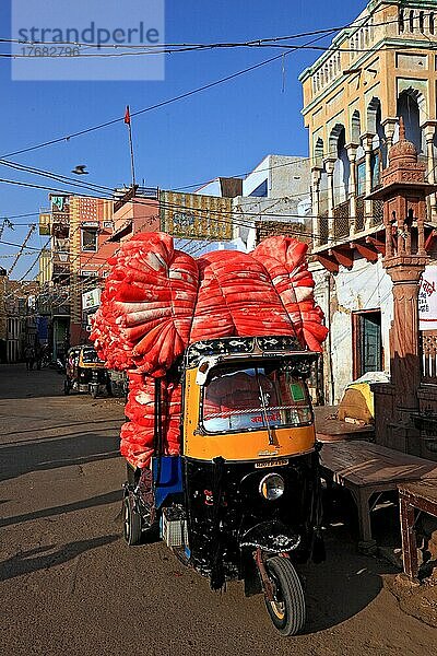Straßenszene in der Altstadt von Bikaner  mit Stoffen beladenes Tuctuc  Rajasthan  Nordindien  Indien  Asien