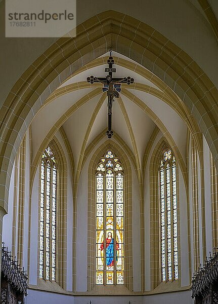 Evangelische Stiftskirche  Innenraum  Fenster im Altarraum  Herrenberg  Baden-Württemberg  Deutschland  Europa