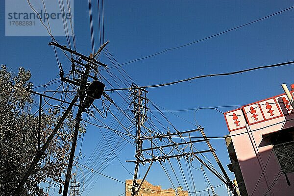 Bikaner  Stromleitungen  Stromversorgung in der Altstadt  Rajasthan  Nordindien  Indien  Asien