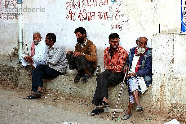 Rajasthan  Mandawa  Straßenszene im Zentrum der Kleinstadt  Männer treffen sich  Nordindien  Indien  Nordindien  Indien  Asien