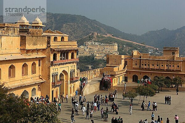 Rajasthan  Fort Amber  Blick vom Löwentor auf den Platz  Jaleb Chrowk und dem Nordtor  Chand Pol in der Festungsanlage  Indien  Nordindien  Asien