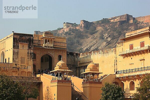 Rajasthan  Fort Amber  Blick vom Platz  Jaleb Chowk  auf das Löwentor  Singh Pol  in der Festungsanlage  Indien  Nordindien  Asien