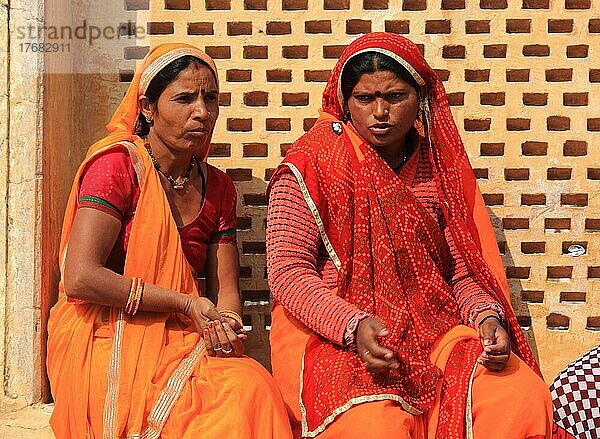 Rajasthan  zwei indische Frauen in traditioneller Kleidung  einem Sari  Indien  Nordindien  Asien