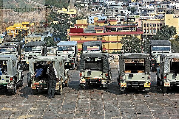 Jeeps parken vor dem Fort Amber  Indische Mahindra Jeeps  Rajasthan  Nordindien  Indien  Asien