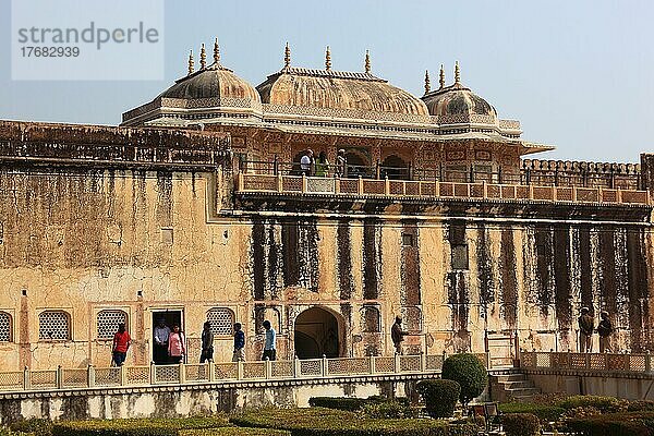 Fort Amber  ein Teil der Festungsanlage  Gebäude am Garten Aram Bagh  Rajasthan  Nordindien  Indien  Asien