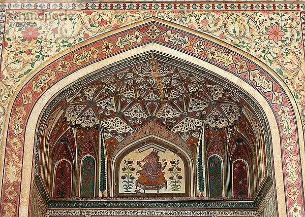Rajasthan  Fort Amber  in der Festungsanlage  Verzierungen  Wandmalereien am Ganesh Pol  Indien  Nordindien  Asien
