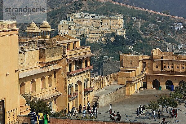 Fort Amber  Blick vom Löwentor auf den Platz  Jaleb Chrowk und dem Nordtor  Chand Pol in der Festungsanlage  im Hintergrund der Jain-Tempel in der Stadt Amber  Rajasthan  Nordindien  Indien  Asien