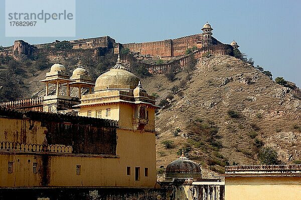 Fort Amber  in der Festungsanlage  Teil des Gebäudes Aram Bagh und im Hintergrund das Jaigarh Fort  Rajasthan  Nordindien  Indien  Asien