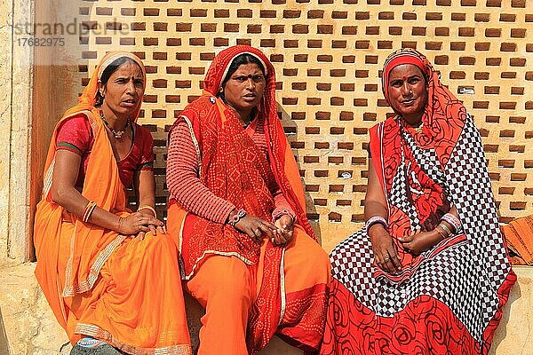 Rajasthan  drei indische Frauen in traditioneller Kleidung  einem Sari  Indien  Nordindien  Asien
