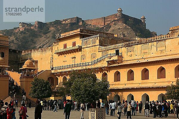 Rajasthan  Fort Amber  der Platz Jaleb Chowk in der Festungsanlage  Indien  Nordindien  Asien