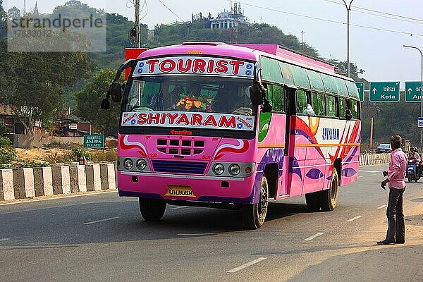 Touristenbus in Indien  bunter Bus  Rajasthan  Nordindien  Indien  Asien