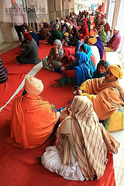 Neu Delhi  Sikh Tempel Gurudwara Bangla Sahib  Pilger warten vor dem Speisesaal  Nordindien  Indien  Asien