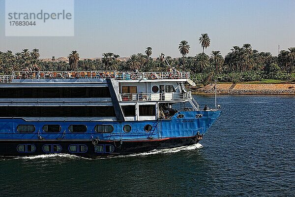Kreuzfahrtschiffe auf dem Nil  Nilkreuzfahrt  Oberägypten  Ägypten  Afrika