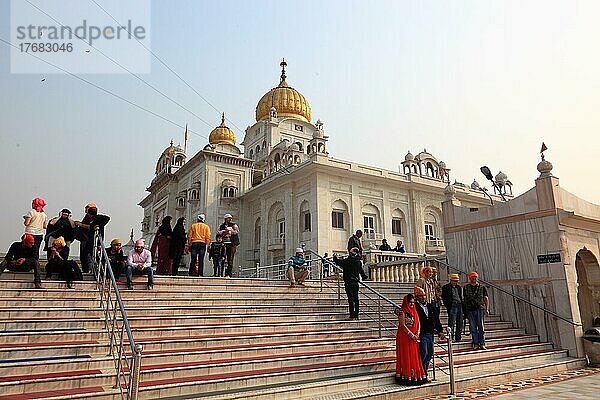 Neu Delhi  Sikh Tempel Gurudwara Bangla Sahib  Pilger und Besucher auf dem Gelände des Tempels  Nordindien  Indien  Asien