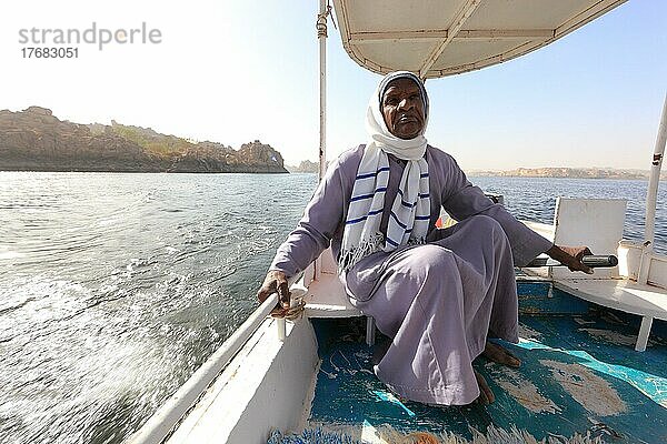 Arabischer Bootsführer  Bootstransfer auf dem Nil  Oberägypten  Ägypten  Afrika