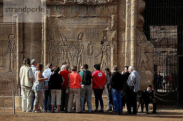 Tempel des Chnum  Touristengruppe vor den Reliefs an der Wand  in der Stadt Esna  Oberägypten  Ägypten  Afrika