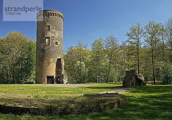 Burg Uda  Ruine einer mittelalterlichen Burg im Ortsteil Oedt  Grefrath  Niederrhein  Nordrhein-Westfalen  Deutschland  Europa