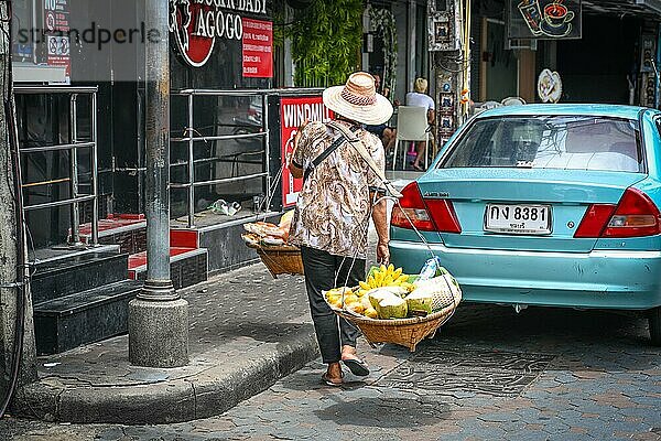 Thailändische Frau beim Obst Straßen Verkauf  Pattaya  östlichen Golfküste Thailands