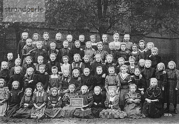Klassenfoto einer Mädchenklasse  1910  Deutschland  Historisch  digital restaurierte Reproduktion einer Vorlage aus dem 19. Jahrhundert  Originaldatum unbekannt  Europa