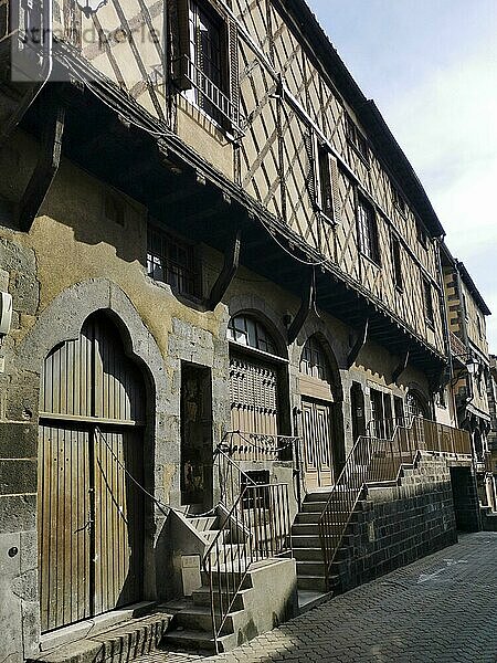 Stadt Montferrand  Fassade eines Fachwerkhauses im mittelalterlichen Viertel  Departement Puy de Dome  Auvergne Rhône-Alpes  Frankreich  Europa