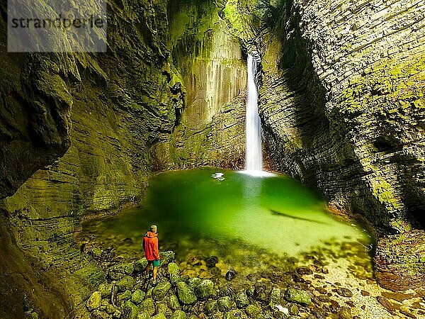 Person vor dem Kozjak Wasserfall  Kobarid  Soca Tal  Triglav Nationalpark  Slowenien  Europa
