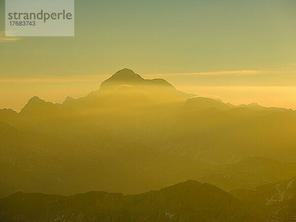 Gipfel des Triglav im Morgendunst  Triglav-Nationalpark  Julische Alpen  Slowenien  Europa