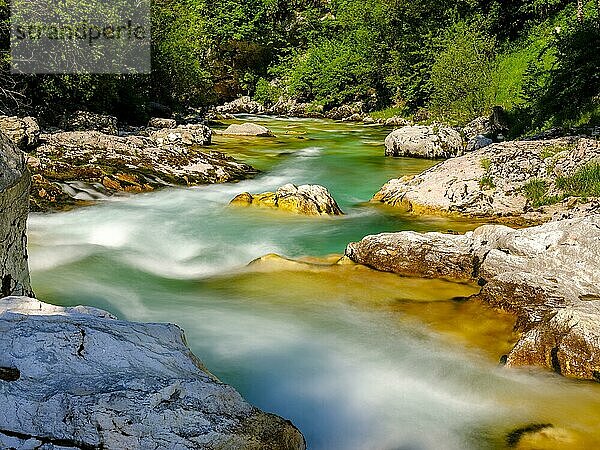 Smaragdgrüner Fluss Soca  Soca-Tal  Triglav Nationalpark  Bovec  Slowenien  Europa