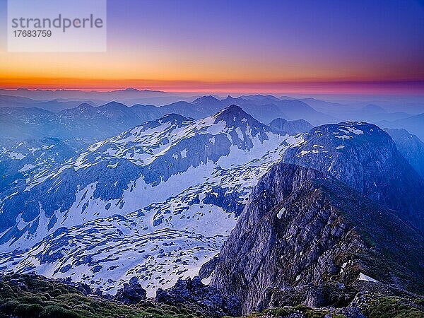 Morgendämmerung am Gipfel des Krn  2. 244m  Triglav-Nationalpark  Julische Alpen  Slowenien  Europa