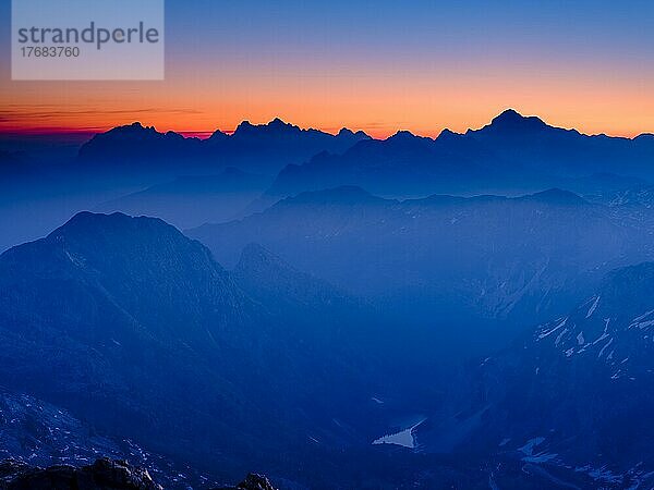 Morgendämmerung am Gipfel des Krn  2. 244m  Triglav-Nationalpark  Julische Alpen  Slowenien  Europa